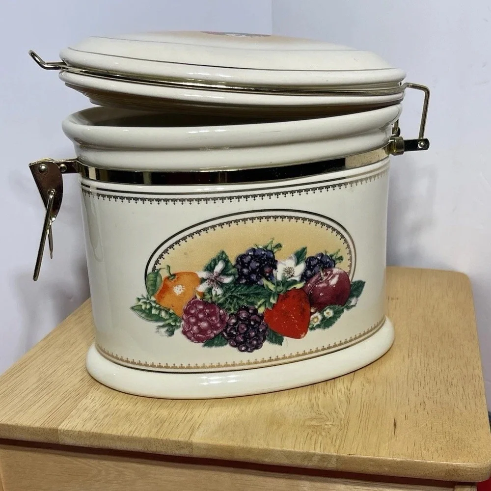 🍇Vintage Knott's Berry Farm Foods‎ Ceramic Canister with Brass Style Hinged Lid